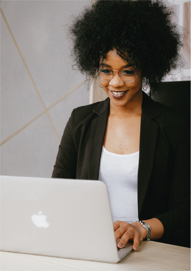 woman use mac